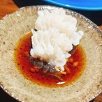 礒田 - 鱧は橙酢と隠し梅酢のポン酢でいただきます。このポン酢がキレッキレでウンマイ。飲み干してしまいました。ちゅうか、お湯割りでも良いかもしれない