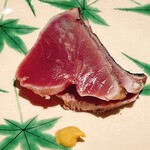 礒田 - 気仙沼の鰹のタタキです。地芥子と塩味の強い醤油でいただきます