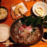 魚料理 ろっこん - 令和7年7月 ランチタイム(11:30〜14:00)
お造り御膳 税込1300円
メイン料理のお造り、天ぷら小鉢、豆腐、ご飯、みそ汁、漬けもの