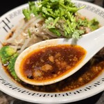 スパイス・ラー麺 卍力 - 背脂の浮いたスープ