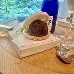 奥貴船 兵衛 - お着きの和菓子。シャンパーニュは持ち込み。