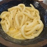 手打十段 うどんバカ一代 - 生卵を加えた釜バター