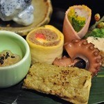 お宿　のし湯 - 烏賊の子 腸漬け、鯛子とブロッコリーの煮凍り、紅心大根の寿司、牛の時雨煮、筍の蕗（ふき）味噌田楽、飯蛸の旨煮