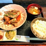 たか丸食堂 - 魚あら煮定食(1000円)。