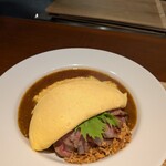 メゾンドシェフ ごはん - 料理写真:焚き上げピラフのオムライス自家製デミソース　背面に赤身のお肉があります