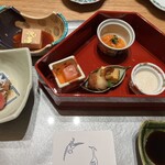 湯之島館 - 左から飛騨牛赤身肉のマリネ　トマト風味の胡麻豆腐　鰻蒲焼とオクラ等