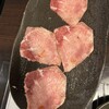 焼肉 ギュービッグ - めちゃ旨だったタン塩薄切。２枚食べた後。