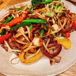 凛丹 toiet - 牛肉とピーマン・ツルムラサキの黒胡椒焼きそば