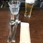 トラットリア エ ピッツェリア リンカント - カトラリー、お水（無料）、平日ランチのグラス生ビール（プレミアムモルツ）：＋２２０円