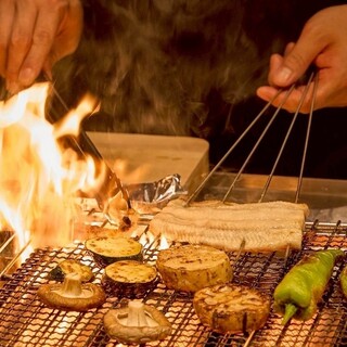 日本各地から仕入れた厳選食材を丁寧に焼き上げる「炉端焼き」