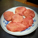 焼肉 済州 - 名物のタン（1400円）は必須