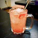 焼肉 済州 - 名物のピンクグレープフルーツハイ（500円）はピンクグレープフルーツ丸ごと使用