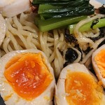 麺屋 寛 - 味玉を乗せて記念撮影