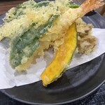 そば三昧 - 天ぷらセット。この大きな葉っぱ、なんだろ？
