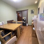 さかえ - ほか、4人掛けのテーブル席が1卓です