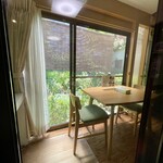 さかえ - 緑を望む縁側にもテーブル席ありました