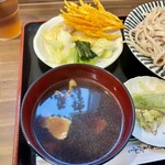 さかえ - つけ汁にはキチンと4枚の豚バラ肉