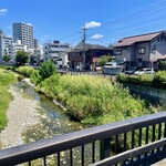 さかえ - 店前には風情のある橋のかかる空掘川