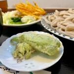 さかえ - 手前は茗荷谷。そしてサービスですと言ってくださったシシトウの天ぷら。多分みなさんにサービスしてそう(^^)