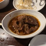 炭火焼肉 ホルモン にく式 - 牛煮込み