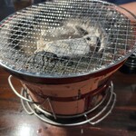 炭火焼肉 ホルモン にく式 - 七輪登場！