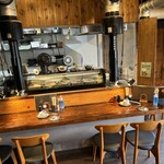 炭火焼肉 ホルモン にく式 - カウンター席の様子