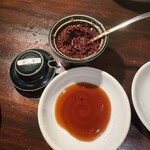 炭火焼肉 ホルモン にく式 - タレにタテギ投入！