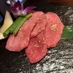 炭火焼肉 ホルモン にく式 - 並タン、上タン登場