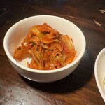 炭火焼肉 ホルモン にく式 - 最後まで役にたつキムチ