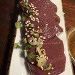 炭火焼肉 ホルモン にく式 - 角の立った美味しそうな牛レバー