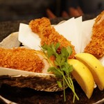 とんかつ マンジェ - 2人で3個注文！1.5個ずつシェアのつもりが最後は取り合い（笑）