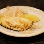 とんかつ マンジェ - とんかつ屋さんで季節感を出すため、漬物に泉州の水なすを出してくれはります！