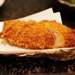 とんかつ マンジェ - カキフライが大きいので半分にカットしてます！