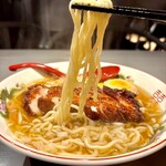 酒々落菜 - 麺は加水高めのやや縮れ麺。芯が残って歯応え喉越しも良い。