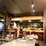 酒々落菜 - カウンターには有機スパイスや自家製果実酒がズラリ