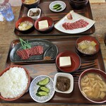 堀商店 - ロース定食(手前)ごはん大盛とモモ定食(奥)