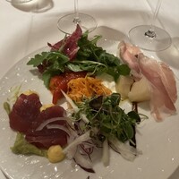 アルベロ ネロ - 『契約農家さんのサラダ』新鮮な野菜と生ハム、桃、鰹など盛りだくさんでボリュームもあり