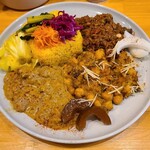 ひつじとぶた - 左からキーマ、豆、ラム