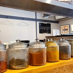 ひつじとぶた - コの字型のカウンターには15席ほど