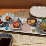 はや川 - 刺し盛りの(小)。お刺身も漬けがあったり、いろいろな肴を味わうことができます