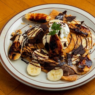 クレープは店内でもテイクアウトでもご用意しています。