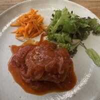 セミーナ - メイン　大きな肉団子？玉ねぎたっぷりのトマトソースで