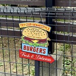 The goodies - 駐車場の前のフェンスに、目印に看板が着きました♡