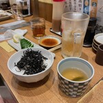 まん天餃子 横浜店 - しそひじきご飯とスープ