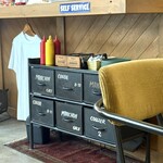 The goodies - ケチャップは、セルクカウンターの下にあります｡