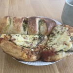 ブーランジェリー ミヤナガ - ナスとズッキーニのピッツァ　¥265