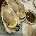 大衆割烹 大黒 - 生牡蠣2個