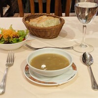 エリオ・ロカンダ・イタリアーナ - 豆とじゃがいもの野菜スープ、サラダ、パン