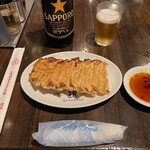 珉珉 - 瓶ビール(サッポロ)と餃子