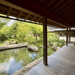 比良山荘 - 縁側から眺める庭園